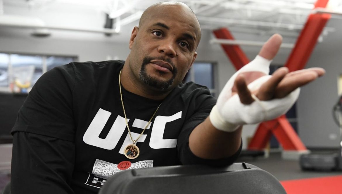 Даниэль Кормье проиграл Миочичу из-за COVID-19?