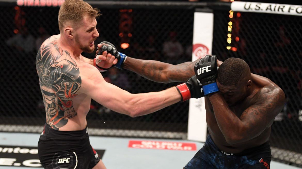 Александр Волков остановил Уолта Харриса фронт-киком