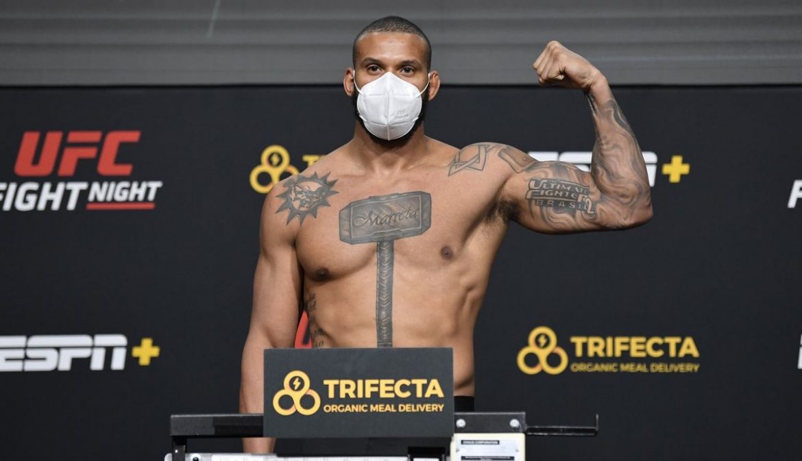Взвешивание UFC Vegas 13: Сантос и Тейшейра сделали вес