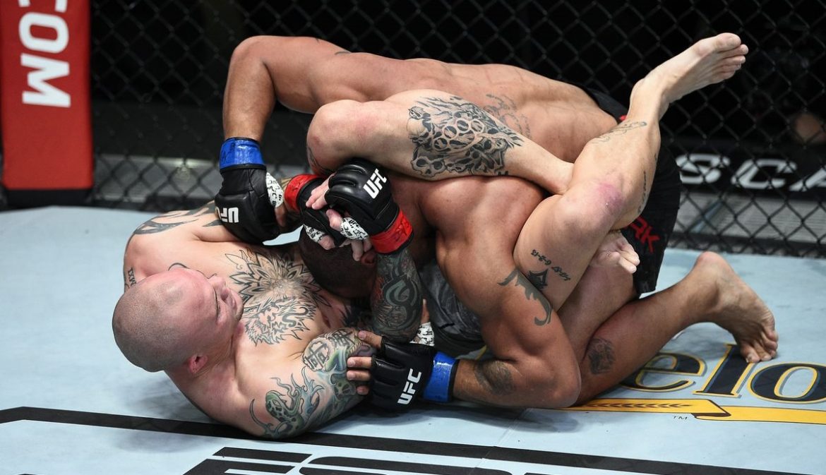 Энтони Смит задушил Дэвина Кларка в первом же раунде