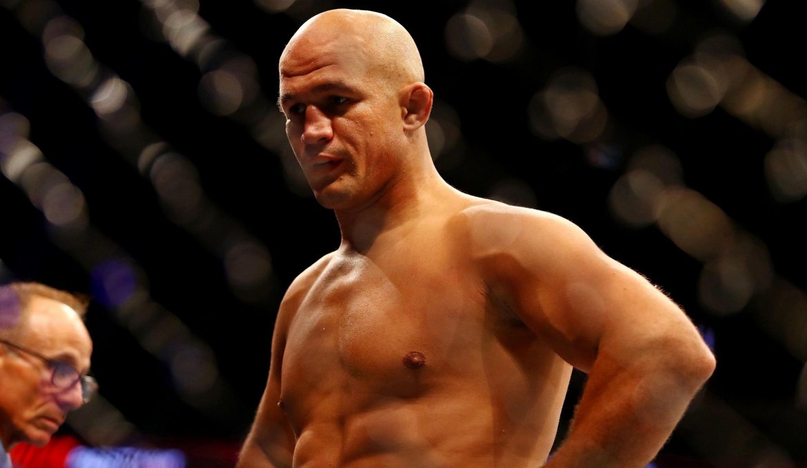 Джуниор Дос Сантос прокомментировал спорную остановку в бою с Ганом: «Это не нормально»