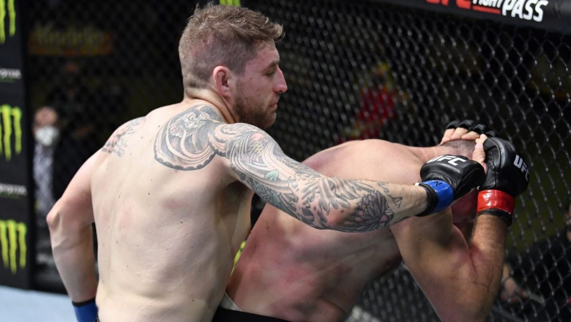 Алексей Олейник потерпел поражение от Криса Даукаса