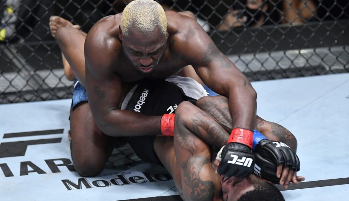 Дерек Брансон «залежал» Кевина Холланда по итогам пяти раундов.