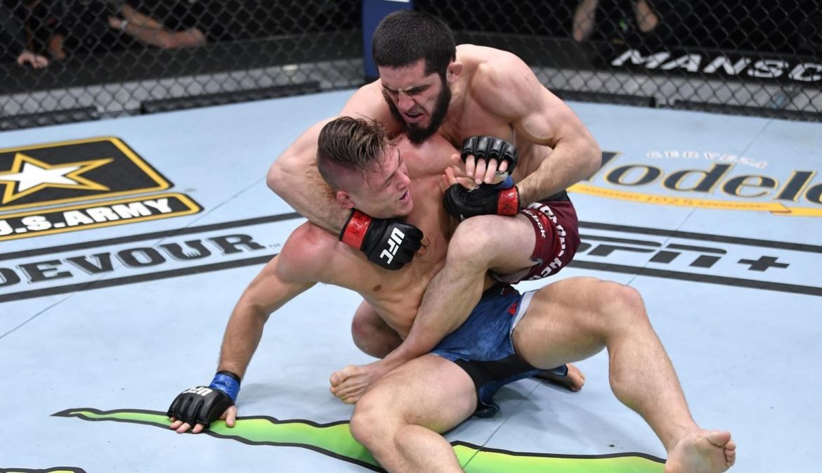 Ислам Махачев задушил Дрю Добера в третьем раунде