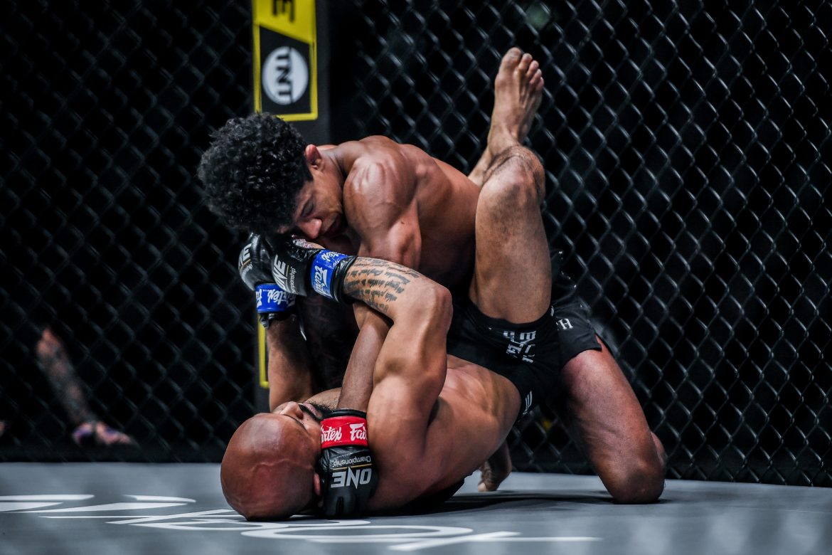 Деметриус Джонсон досрочно проиграл Адриано Мораесу