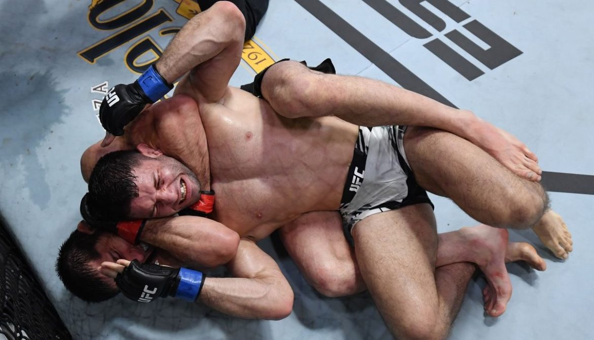 Ислам Махачев задушил Тьяго Мойзеса