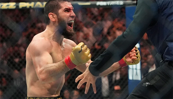 Махачев задушил Порье в сложном бою