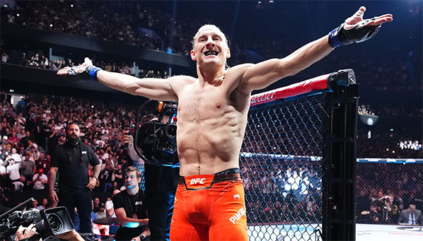 Кинг без сознания! Пимблетт задушил соперника до отключки (Видео)