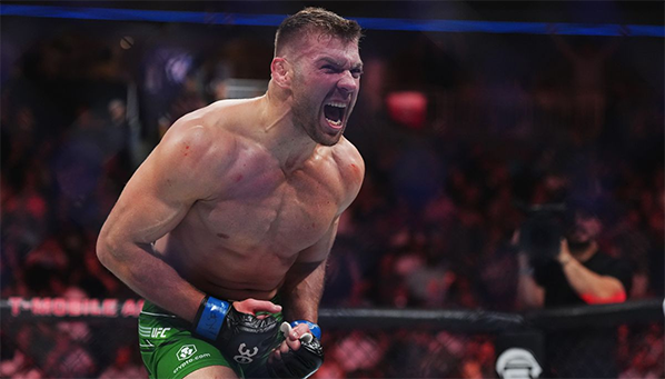 Адесанья постучал! Дю Плесси сохранил титул чемпиона