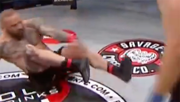 Видео с BKFC: вправил вылетевшее колено и готов был драться