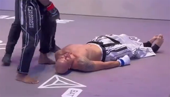 Видео: Нокаут, который отправил бойца в кому на два дня