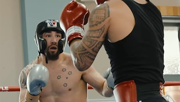 Подготовка к Чимаеву: Уиттакер спаррингует с боксером
