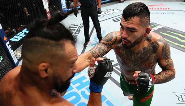 Разрушая Разрушителя: Эрнандес «переехал» Перейру (видео)