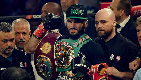 Тренер Бетербиева: «Бивол готов был упасть»