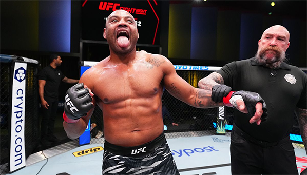 Повторил нокаут Адесаньи: Сезар Алмейда взял бонус (видео)