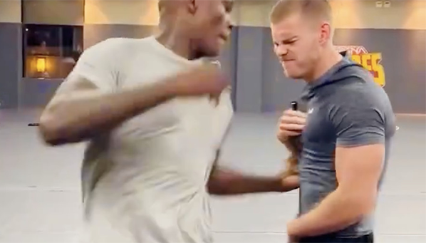 Иззи пробил корпус фитнес-блогеру