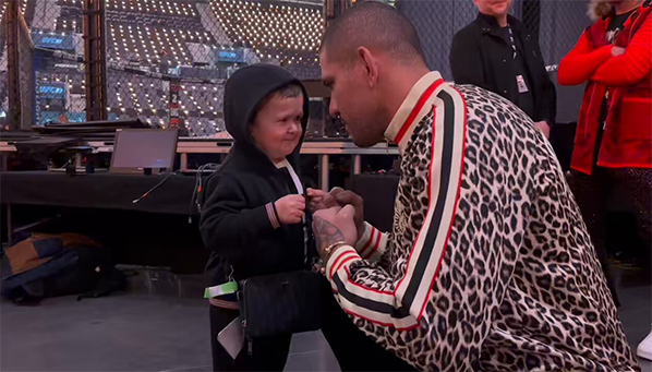 Хасбик «уронил» Алекса Перейру